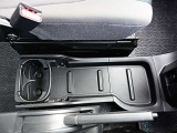 運転席と助手席の間にはカップホルダーも付いています。