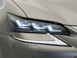 【三眼LEDヘッドライト】スタイリッシュな見た目の三眼LEDヘッドライトを装備♪スタイルだけでなく、夜間の走行も視界良好で安心してお乗りいただけます。