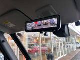 リアのカメラの画像を表示する『スマートルームミラー』で荷物いっぱいでも後部が見えます。 ディーラーオプション「前ドラレコ」も装備