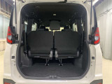 サードシート跳ね上げ式で折りたたみ可能です。キャンプ用品など大きな荷物もばっちり収納可能です!