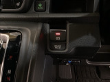 セレクトレバーの右に電子制御パーキングブレーキがあります。スイッチひとつで、停車した地点の傾斜などをシステムが検知・判断してブレーキ力を自動的に最適制御し、しっかり停車できるパーキングシステムです。