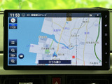 大きく見やすい画面に地図が表示され、現在地や周辺の道路を確認しながら目的地への移動をサポート。画面脇には各種操作アイコンも並び、日々のお出かけに活用できます。
