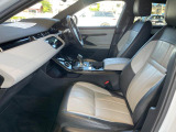 シートは座面やホールド感を含め座り心地がよく設計されています。また、運転席助手席ともにコンディションも良く、シートの汚れや変色等は特別感じられません。