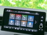 ナビや電話、FM、Bluetoothオーディオなどを画面から選択でき、目的の機能へ切り替えやすい構成です。日々の移動に合わせて使い分けられる便利な装備です。
