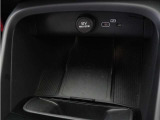 対応機種のスマートフォンを、トンネルコンソールの下のラバープレートに置いておくだけで充電可能。センターディスプレイの機能ビューを使用して、充電プレートのオンとオフを切り替えることができます。