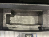 荷室には便利な床下収納もあります。