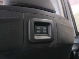 スマートフォンなどの充電に便利!運転席のシートバックにUSB端子ついてます