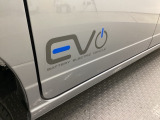 高エネルギー密度のバッテリーを採用するとともに、電費を向上させるさまざまなバッテリーマネジメント機能によって、1日の配送・配達などを安心してこなせる一充電走行距離245kmを実現しました。