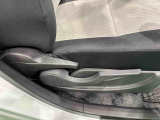 運転者の体格に合わせて運転席の座面の高さ調整ができるシートリフターが付いてます
