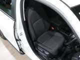 程よい硬さとホールド性が高いシートで長時間運転も快適です。