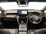 シンプルながら機能性あふれる運転席廻りです。視界性もよく、運転しやすいですよ。