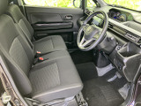 運転席まわりは前方を見渡しやすく、座面と背もたれには落ち着いた色合いの生地を採用。足元もすっきりとしており、毎日の乗り降りにもなじむ空間です。