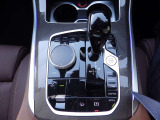 BMWの電子式シフトレバーはシンプル設計で機能的です。誤操作防止機能になっています。