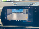 車の先端より更に先を見渡せるパノラマビュー。左右の状況も判断しやすくなるので、狭い路地を走る際に重宝します。