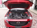 2.2L SKYACTIV-Dディーゼルターボ搭載車です。エンジンルームを確認できます。