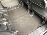 カーペットタイプのフロアマット。車内の汚れを防止し、厚みがある為乗り心地向上にも一役買ってくれます。
