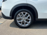 アルミホイール装備しています。カッコいいデザインで車に高級感が出ます。