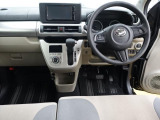 運転のしやすさを最優先に設計された見晴らしの良いインパネ。車両間隔が掴みやすく狭い道でも安心。