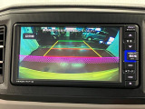 【バックカメラ】 駐車時に車両後方の様子を見ることができるので、運転の不安を軽くします。