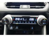 ★運転席と助手席でそれぞれお好みに合わせて温度設定が行えるフルオートエアコンです。外気温や室温、日射量を感知し、吹き出し温度、風量を緻密に制御します