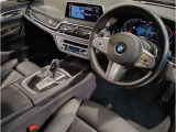 BMWの運転席はドライバーオリエンテッドという構造を採用。ドライバー目線の操作がしやすい設計になっており、ドライブ中にも目線の移動が少なく運転中にも簡単に操作ができます。
