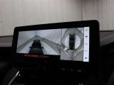 車両を上から見たような映像をナビ画面に表示するパノラミックビューモニター(床下透過表示機能付)搭載。運転席からの目視だけでは見にくい、車両周辺の状況をリアルタイムで確認できます。