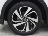 195/60R17タイヤ&17&times;6Jアルミホイール(切削光輝+ブラック塗装)を装着しています。