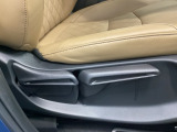 手動のレバーを使って、シートの高さや背もたれの角度を変えることができます。