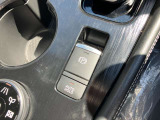 ★電動パーキングブレーキ★ブレーキペダルから足を離しても停車状態を保持できるオートブレーキホールド機能!スイッチを引き上げるだけで作動しアクセルを踏むと自動で解除します!