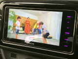 画面にテレビ映像が表示され、停車中に番組を視聴できます。操作部も画面の脇にまとまっており、車内での待ち時間や休憩中に活用しやすい装備です。
