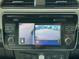 画像の左側は運転席から見ることのできないフロント左側を映している画像です、狭い道や幅寄せ時に便利です。
