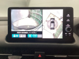 バックギアに入れますとご覧のような画像に自動的に切り替わります。車庫入れ時に役立ちます。