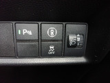 パーキングセンサーや横滑りを防ぐVSA等のスイッチ類は運転席の右側、手の届きやすい位置にあります。