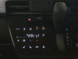 タッチパネル式の便利なAUTOエアコン付き!自分好みの温度に設定しておくと、自動で温度や風量調節をしてくれるので快適ですね♪