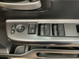 【パワーウィンドウスイッチ】ワンタッチで、パワーウインドウやドアミラーを操作できます。
