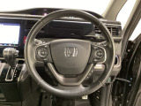ハンドルにHondaセンシング系のクルーズコントロールやレーンキープアシストなどのスイッチと、オーディオの操作スイッチが装備されています。ハンドルから手を離さず安全に操作できます。
