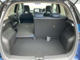 お荷物の量や乗車人数に合わせて使えるリヤシートは、ご覧のように倒すことが出来ますので便利です。