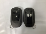 スマートキーを装備しています。鍵を差し込むことなくドアロックの開け閉めと、スタートボタン操作でのエンジンスタートができます。スペアキーも同じものを用意しております。