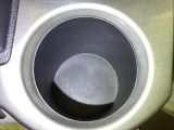 ドリンクホルダーは小物入れにもなって便利です。