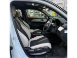 運転席シートは使用感も比較的少なく、破れや大きなヘタリはございません。清掃済みで気持ちよくお乗りいただけます。
