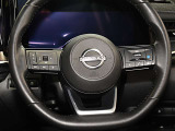 ハンドル左側には、アドバンスドドライブディスプレイ設定、ボリューム調整スイッチ。右側には、プロパイロット設定、ハンズフリーフォンスイッチが付いています。