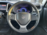 手元には複数のスイッチが備わり、運転姿勢を大きく変えずに各種機能へアクセスできます。メーターも前方に見渡せる配置で、視線を保ちながら運転しやすい環境です。