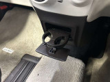 格納式のドリンクホルダーを装備しております。