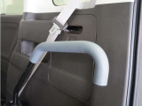 ◆車いす乗員用手すり◆手すりを握ることで、車いすユーザーの安心感を高めます。