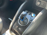 電動シフトレバーです。操作も非常に簡単ですよ。