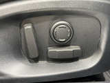 電動パワーシートですので運転中のシート調節も安全に行えます。微調整も可能ですのであなただけのドライビングポジションを実現します。