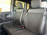 足元もゆったりで長時間の運転も疲れにくいフロントシートです。