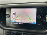 ギアをリバースに入れると車両後方の映像を映し出します。画面にはガイドラインが表示され、車庫入れや縦列駐車などの際に安全確認をサポートします。