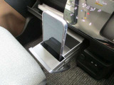 ■センターのドリンクホルダーはスマホも置ける設計となっております。