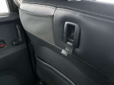 荷物をかけられるフックがあります。